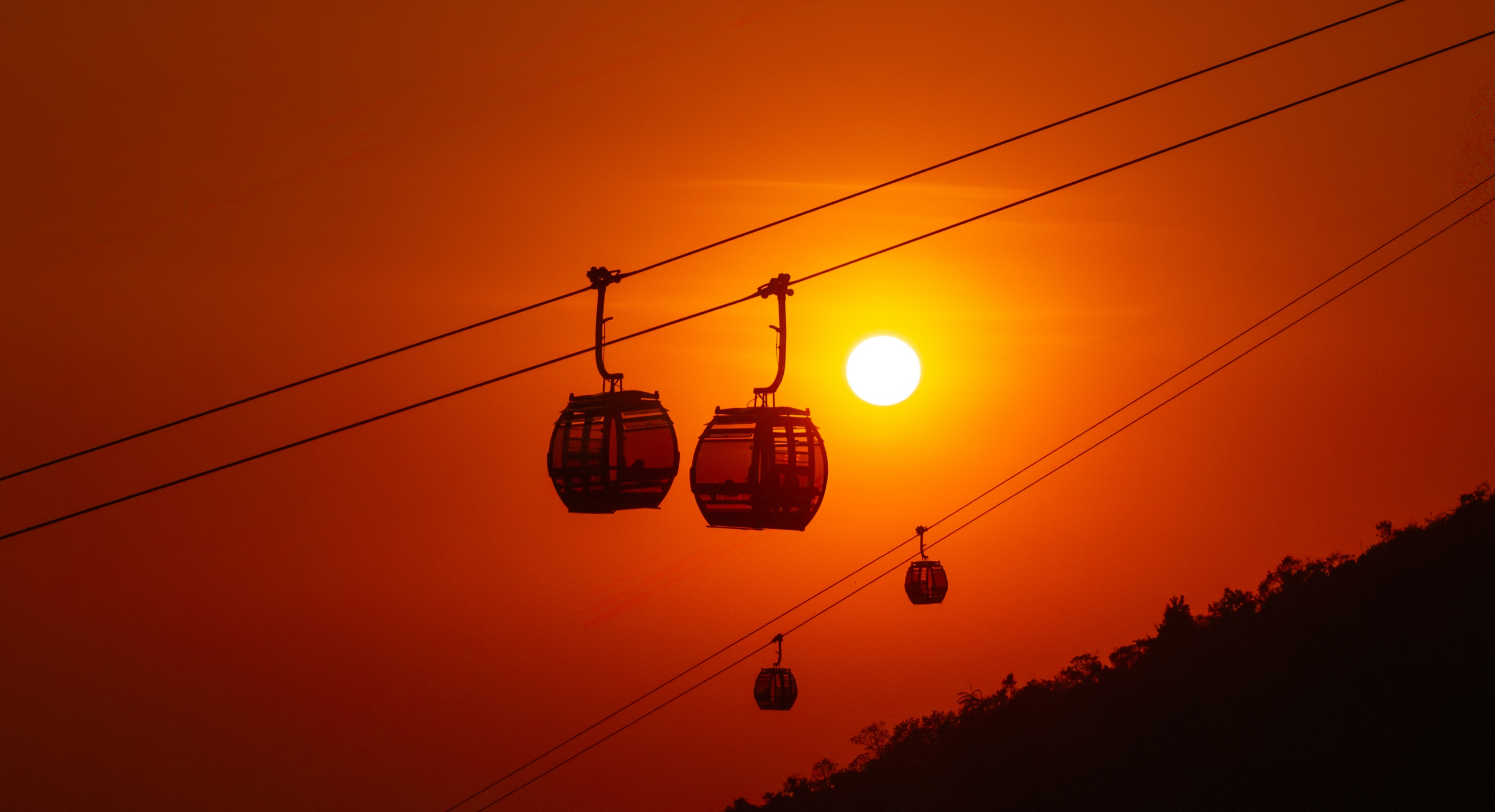 Để có được bức ảnh, Triều mất nhiều ngày khảo sát, chọn điểm đứng và canh thời gian, đồng thời theo dõi độ ẩm, lượng mây và thời điểm mặt trời lặn qua ứng dụng điện thoại. Anh cho biết, yếu tố quyết định vẫn là sự kiên nhẫn, chờ đúng khoảnh khắc hiếm có. Ảnh: HẢI TRIỀU