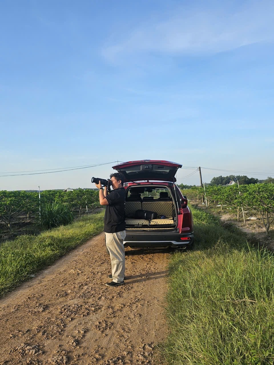 Trước đó, anh nhiều lần ghi lại cảnh hoàng hôn và lên đèn tại núi Bà Đen, thử nghiệm nhiều góc chụp, kể cả flycam. Lần này, anh di chuyển ra hồ Dầu Tiếng để tìm góc nhìn gần hơn về phía núi.