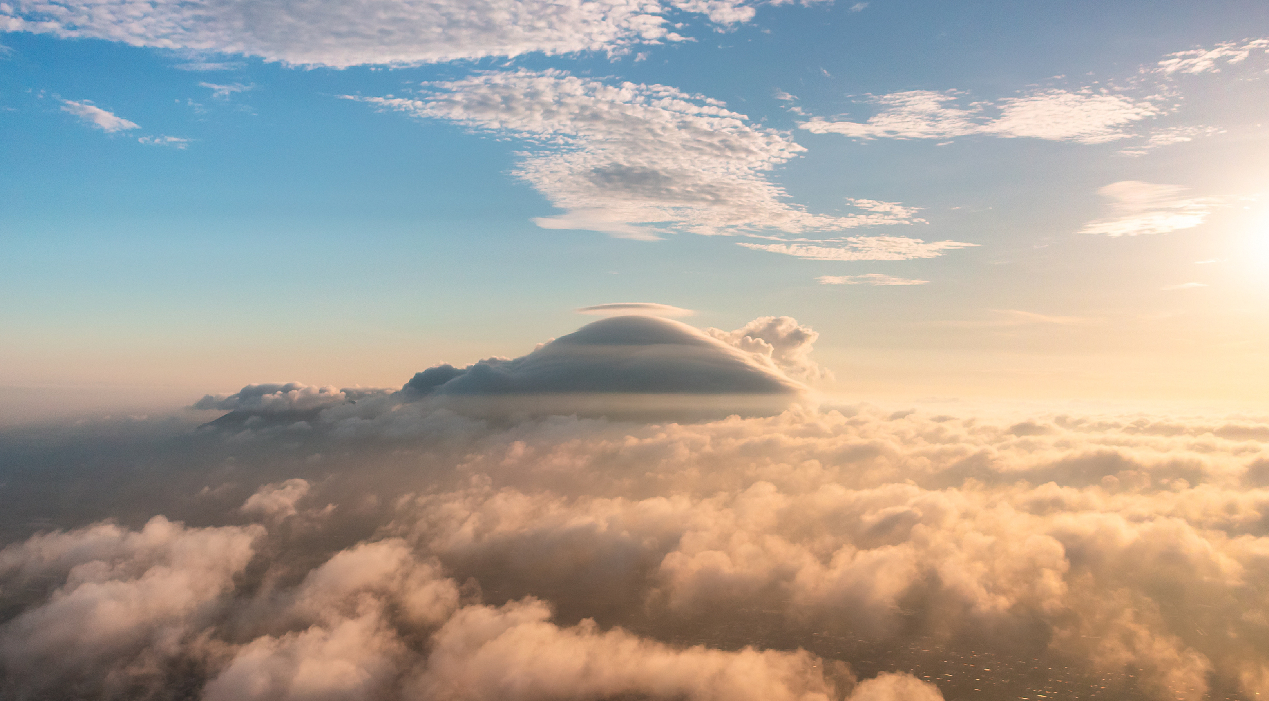 Nơi đây nổi tiếng với các hiện tượng mây hiếm gặp và là điểm du lịch thu hút du khách tham quan, trải nghiệm lễ hội, văn hóa và ẩm thực địa phương. Ảnh: HẢI TRIỀU