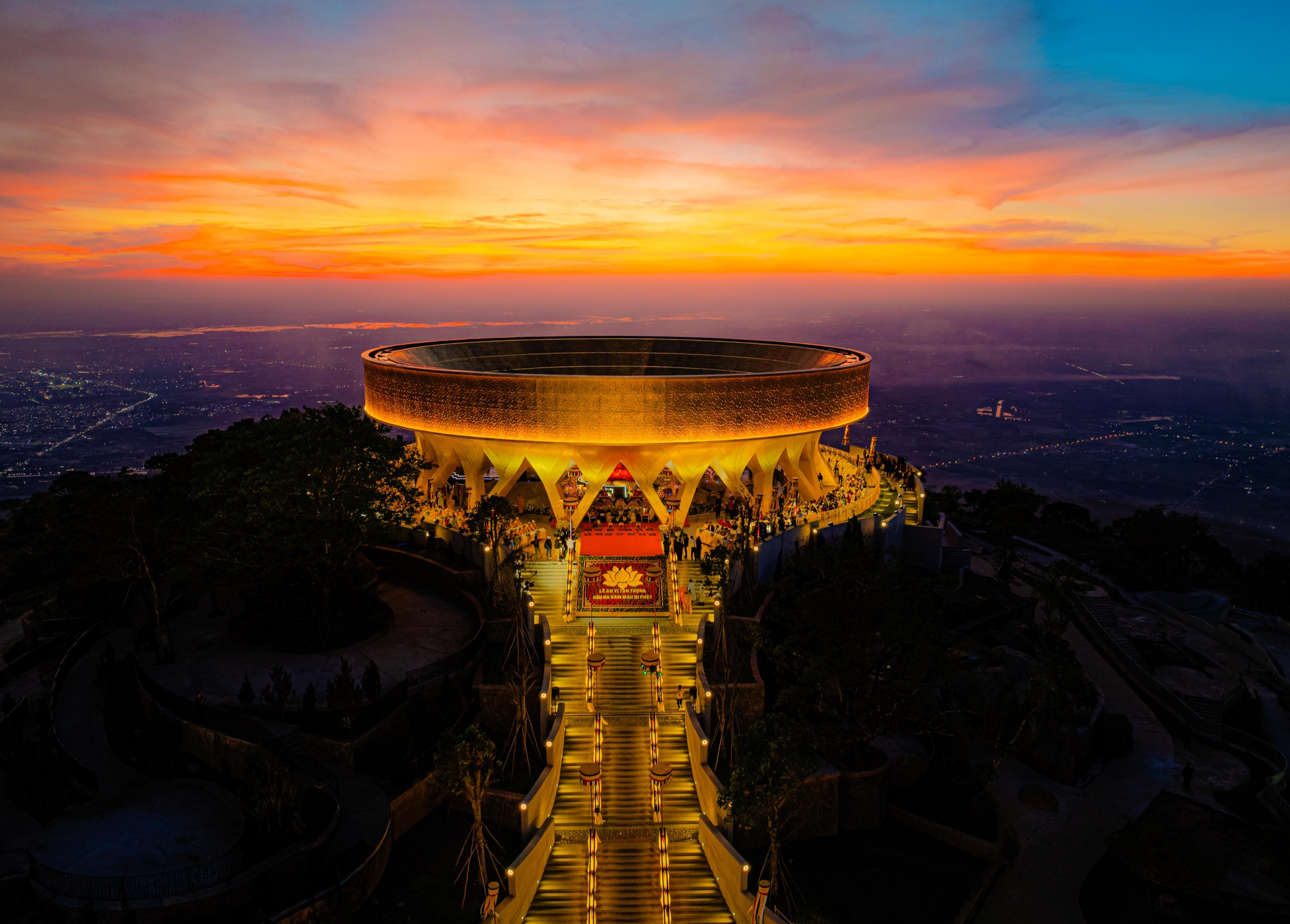 Hàng ngàn Phật tử và du khách chiêm bái tượng Đức Phật Câu Na Hàm Mâu Ni dát vàng 24k trên núi Bà Đen. Ảnh: HẢI TRIỀU