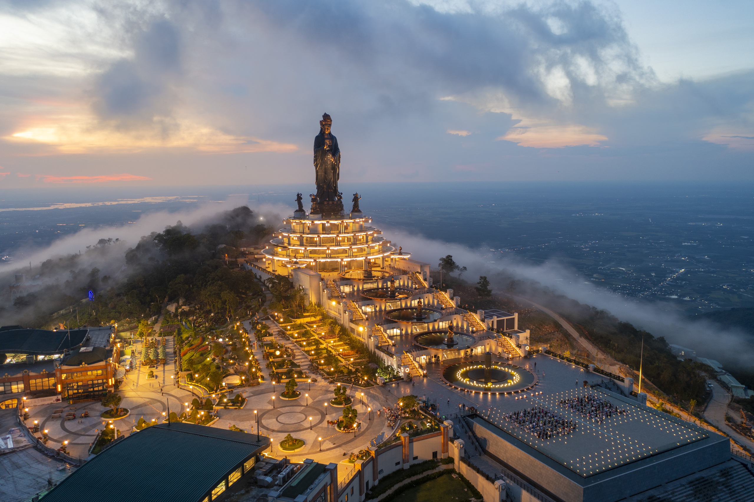 Hoạt động leo núi được mở lại từ ngày 12-12-2025 theo tuyến Cột Điện – Chùa Bà, song Ban Quản lý Khu du lịch vẫn cảnh báo du khách cẩn trọng, tránh trượt ngã hoặc đi sai tuyến. Ảnh: HẢI TRIỀU