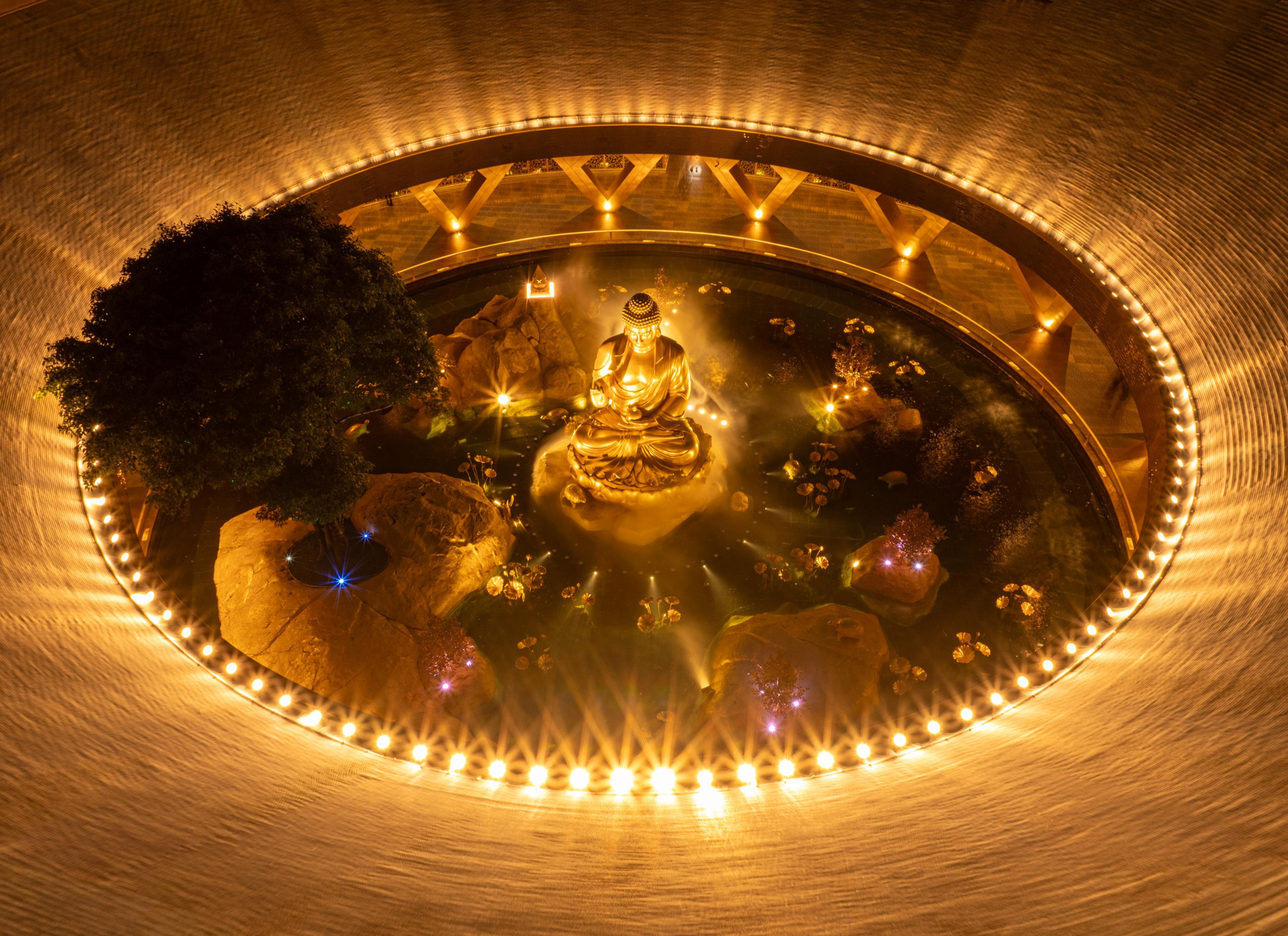 Tượng Đức Phật Câu Na Hàm Mâu Ni cao 7,2 m, dát vàng 24k, tỏa sắc vàng rực rỡ trên đỉnh núi Bà Đen. Ảnh: HẢI TRIỀU