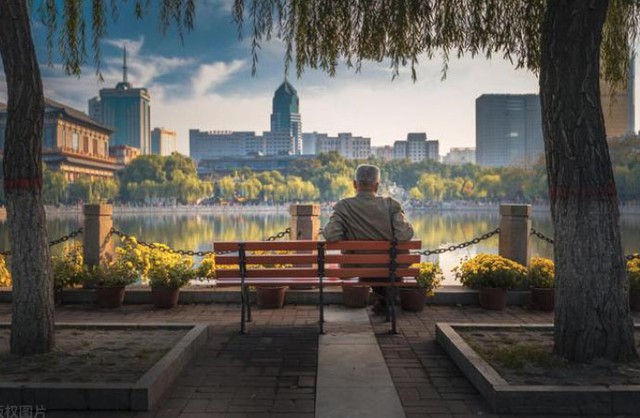 Điều khiến ông vui nhất không phải giá trị tiền bạc mà là cảm giác tự mình vẫn có thu nhập. Ảnh minh họa