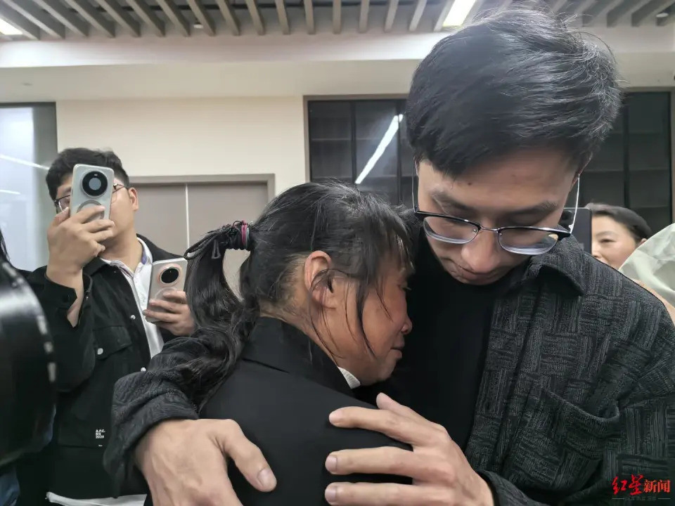 Ngày đoàn tụ xúc động sau 33 năm xa cách của gia đình bà Lưu. Ảnh: QQ