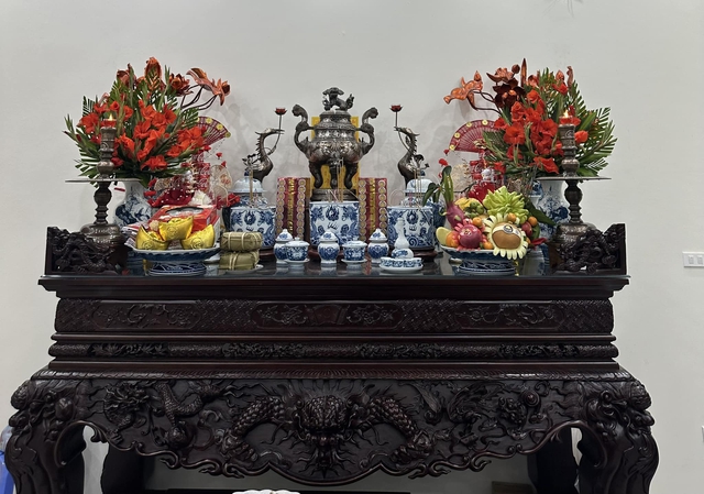 Theo dân gian, bàn thờ cố định tại Trung Cung (khu vực trung tâm của nhà). Bước vào cửa chính có thể gặp bàn thờ và bộ bàn ghế tiếp khách, là một xếp đặt quen thuộc, hài hòa với cấu trúc không gian nhà ở truyền thống vốn có hàng hiên và sân vườn bao bọc chung quanh.