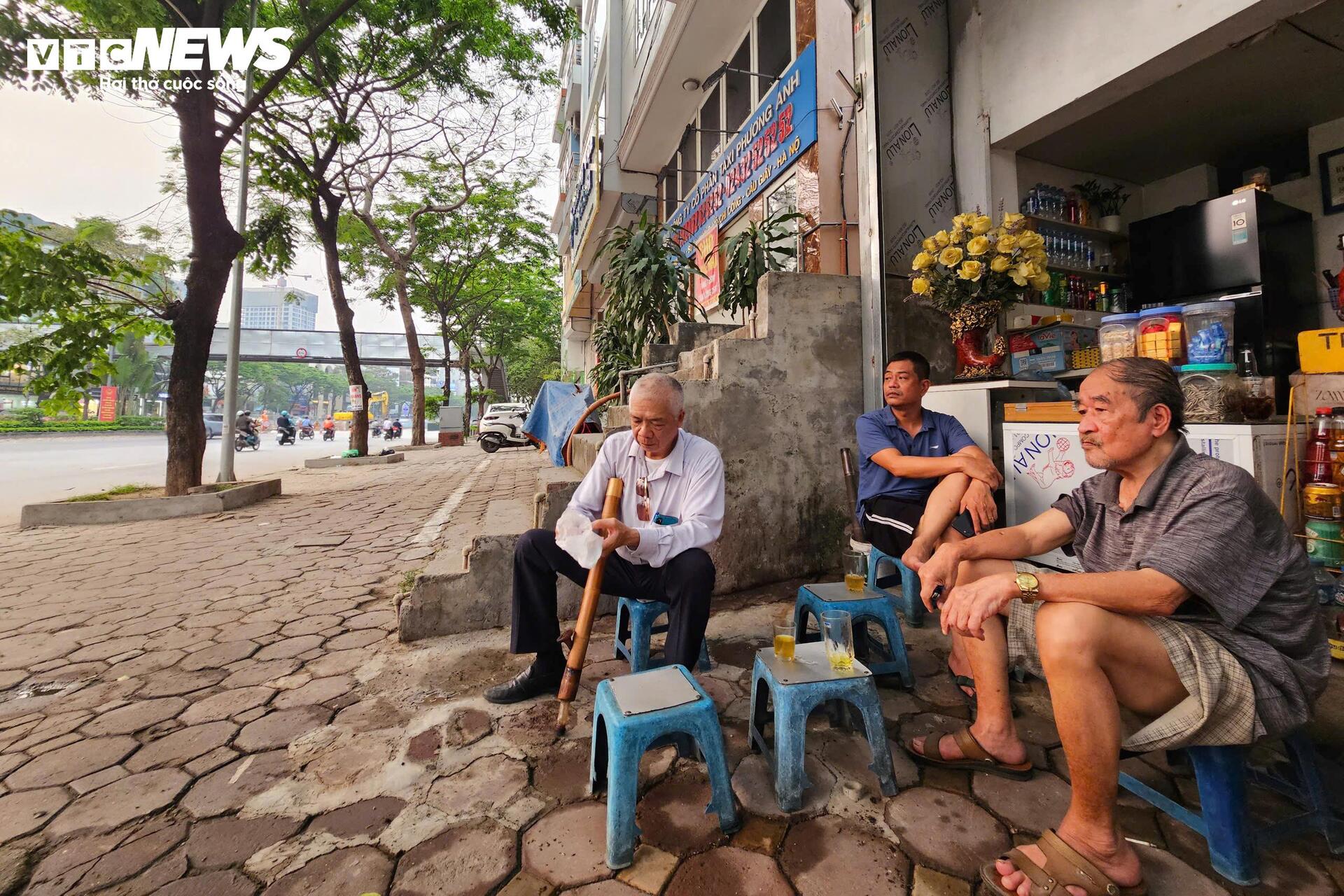 Các quán nước ven đường trở nên đông khách hơn thường ngày khi nhu cầu giải nhiệt tăng cao giữa cái nóng gay gắt.