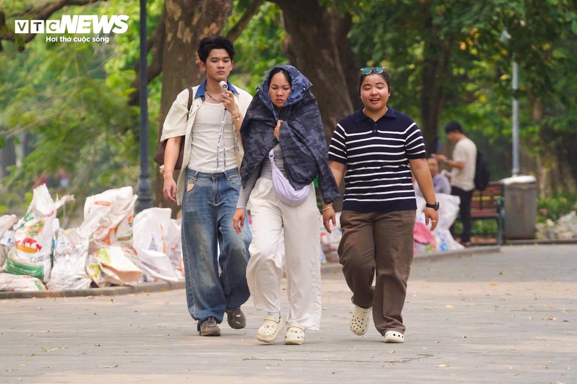 Bên cạnh đó, không khí lạnh suy yếu và lệch hướng ra phía Đông khiến hiện tượng “rét nàng Bân” thường xuất hiện vào cuối mùa xuân gần như không rõ rệt, làm quá trình chuyển mùa diễn ra nhanh hơn và nền nhiệt tăng đột ngột.