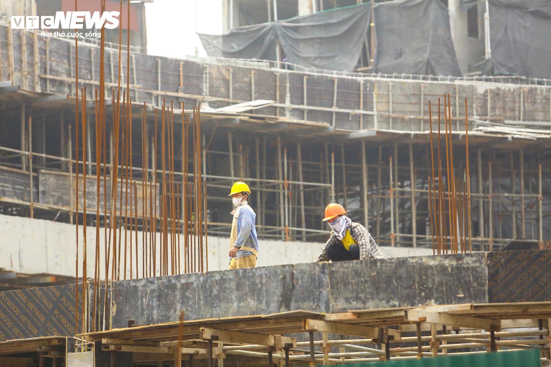 Tại các công trường xây dựng, công nhân vẫn phải làm việc liên tục dưới nền nhiệt ngoài trời cao, mặt bê tông và thép hấp nhiệt khiến không khí càng trở nên oi bức, ngột ngạt. Đây được xem là một trong những môi trường lao động nặng nhọc, vất vả nhất khi người lao động phải trực tiếp phơi mình dưới nắng nóng kéo dài, đối mặt với nguy cơ kiệt sức và ảnh hưởng sức khỏe.
