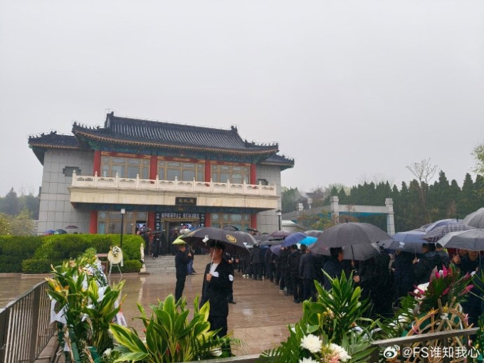 Hàng dài người vào viếng bà Trần Lệ Hoa. Ảnh: Weibo