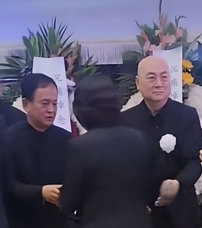 Ông Trì Trọng Thụy (phải) trong tang lễ vợ. Ảnh: Weibo