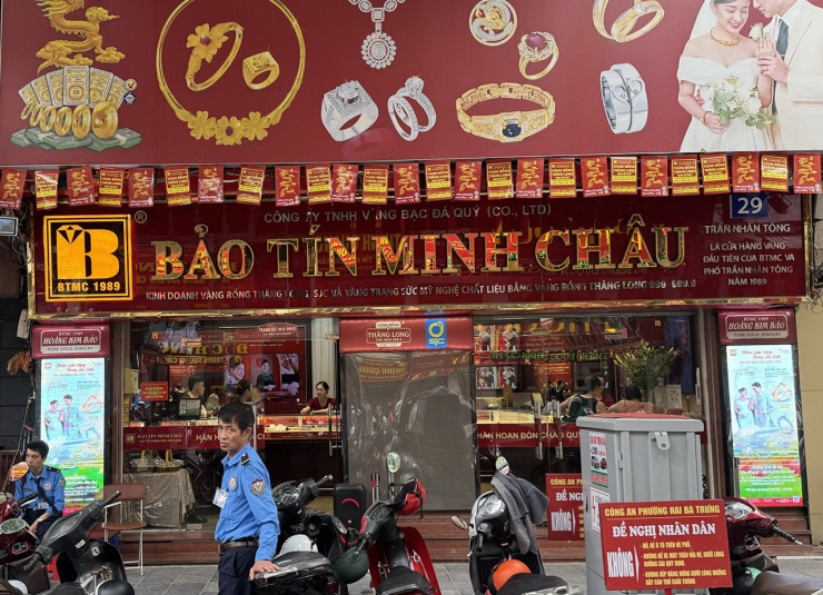 Giá vàng lao dốc, amp;#34;phố vàngamp;#34; vắng tanh, Bảo Tín Minh Châu bán hàng kiểu mới - 1