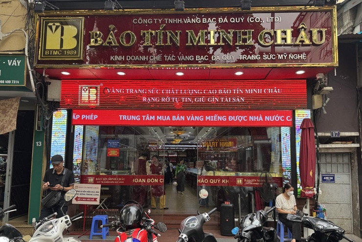 Giá vàng lao dốc, amp;#34;phố vàngamp;#34; vắng tanh, Bảo Tín Minh Châu bán hàng kiểu mới - 2
