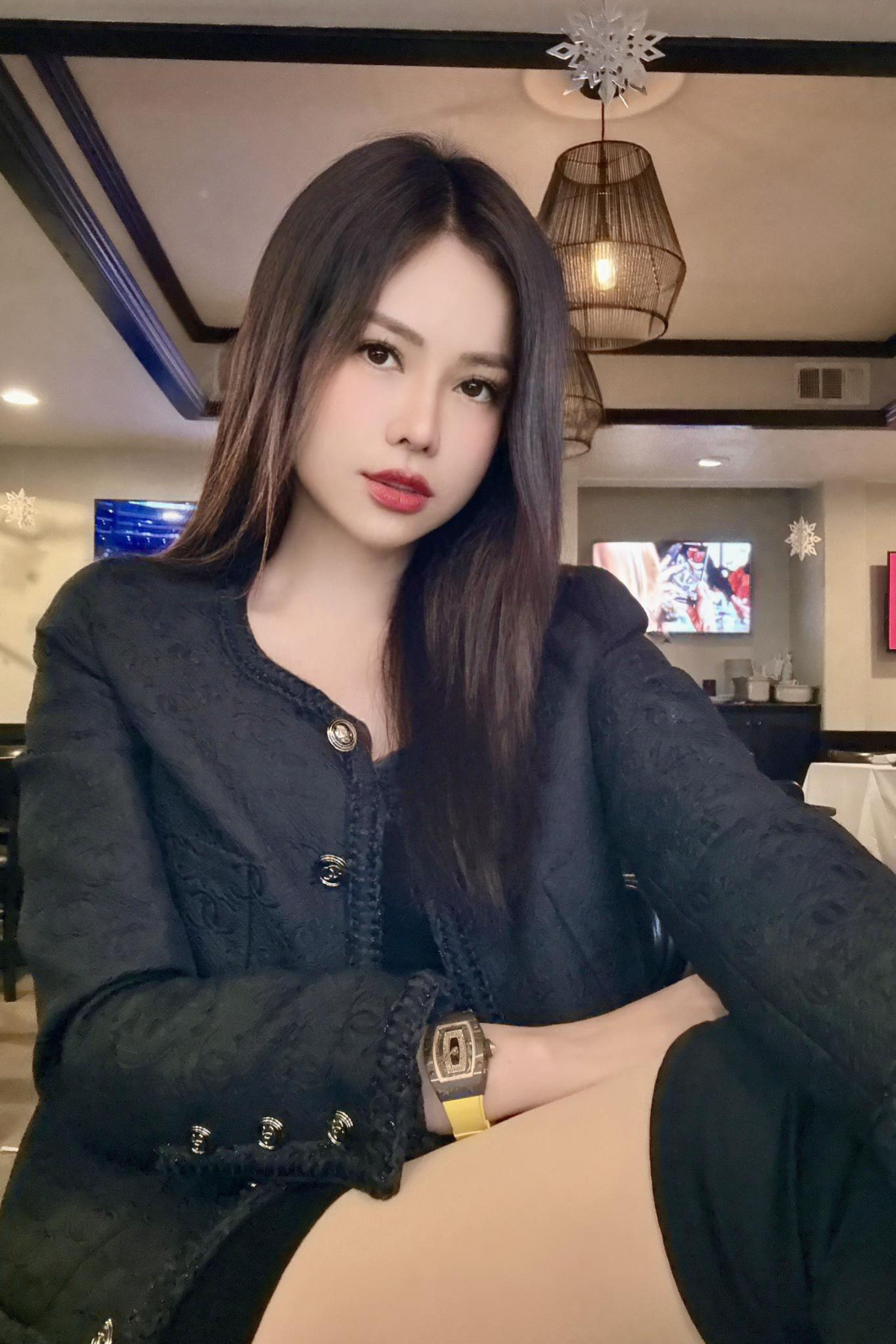 Con dâu tỷ phú Hoàng Kiều amp;#34;đi đâu cũng đeoamp;#34; đồng hồ 7 tỷ đồng - 2