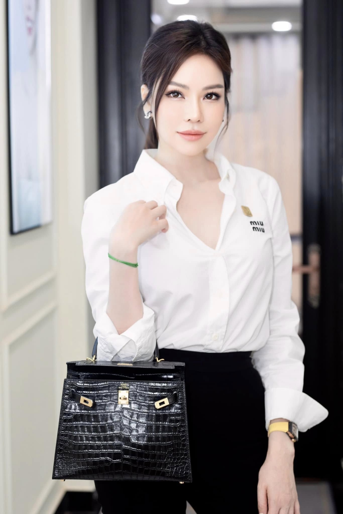 Con dâu tỷ phú Hoàng Kiều amp;#34;đi đâu cũng đeoamp;#34; đồng hồ 7 tỷ đồng - 4