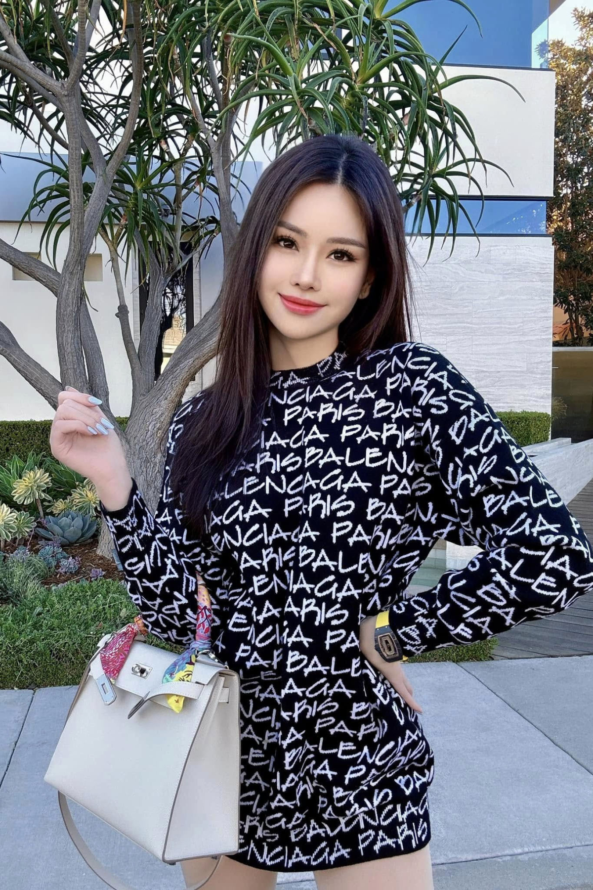 Con dâu tỷ phú Hoàng Kiều amp;#34;đi đâu cũng đeoamp;#34; đồng hồ 7 tỷ đồng - 8