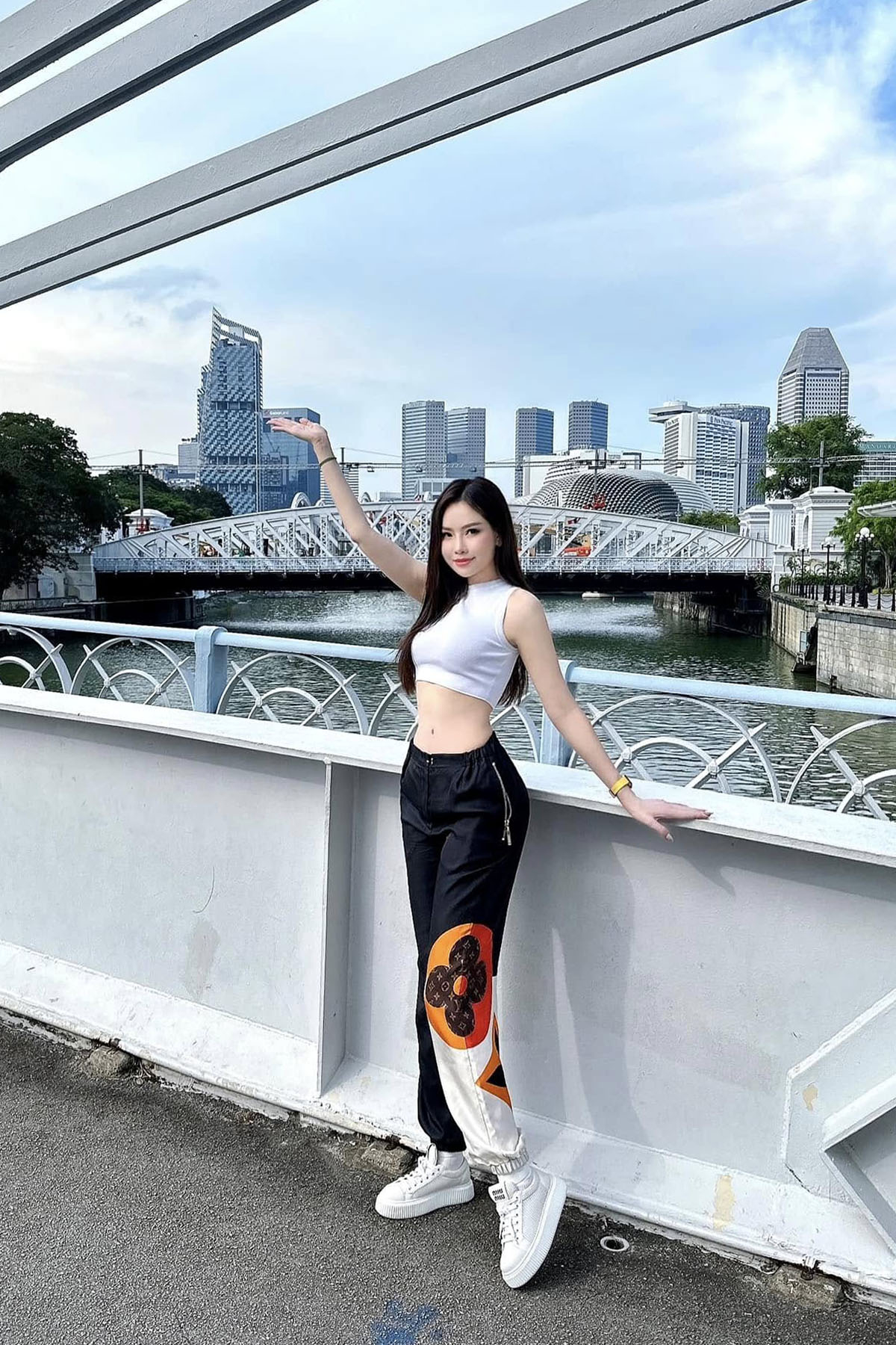 Con dâu tỷ phú Hoàng Kiều amp;#34;đi đâu cũng đeoamp;#34; đồng hồ 7 tỷ đồng - 9