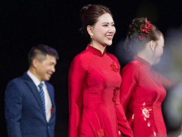 'Bà sui' U50 đẹp quý phái, hút 2,3 triệu lượt xem trong đám cưới ở Hà Nội