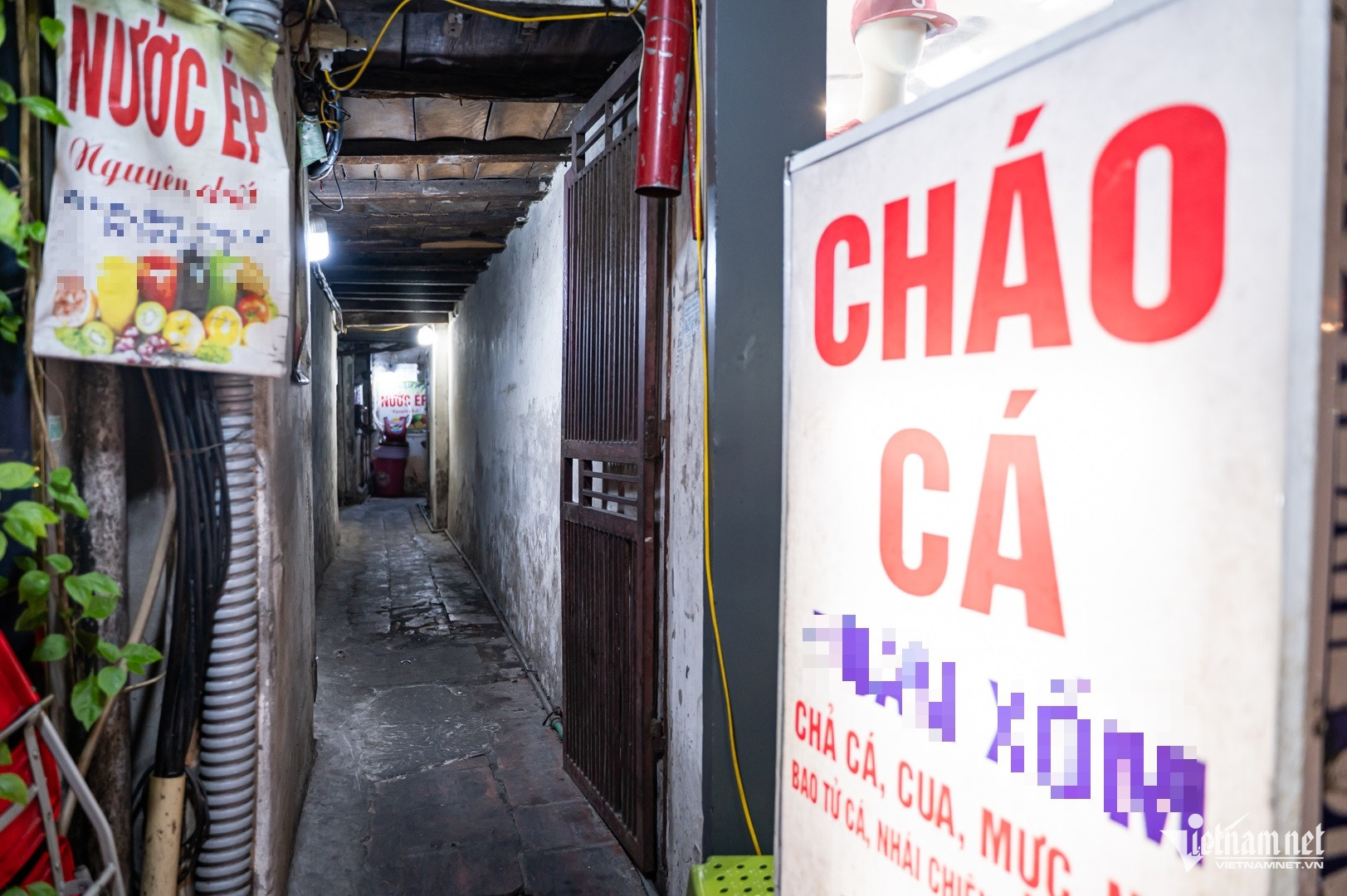 Quán cháo nằm trong con ngõ nhỏ. Ảnh: Nguyễn Huy 