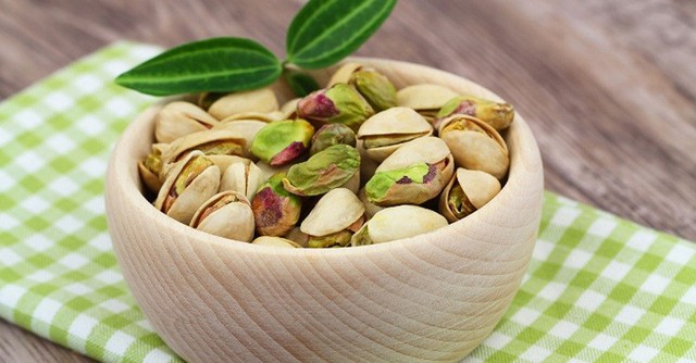 Hạt dẻ cười (pistachio) không chỉ giàu protein mà còn dồi dào vitamin E và các chất chống oxy hóa.
