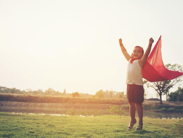 Những phụ huynh có tầm nhìn chọn cách buông tay đúng lúc, để con tự sắp xếp việc học, tham gia việc nhà, hoặc tự giải quyết những khó khăn nhỏ. Ảnh minh họa