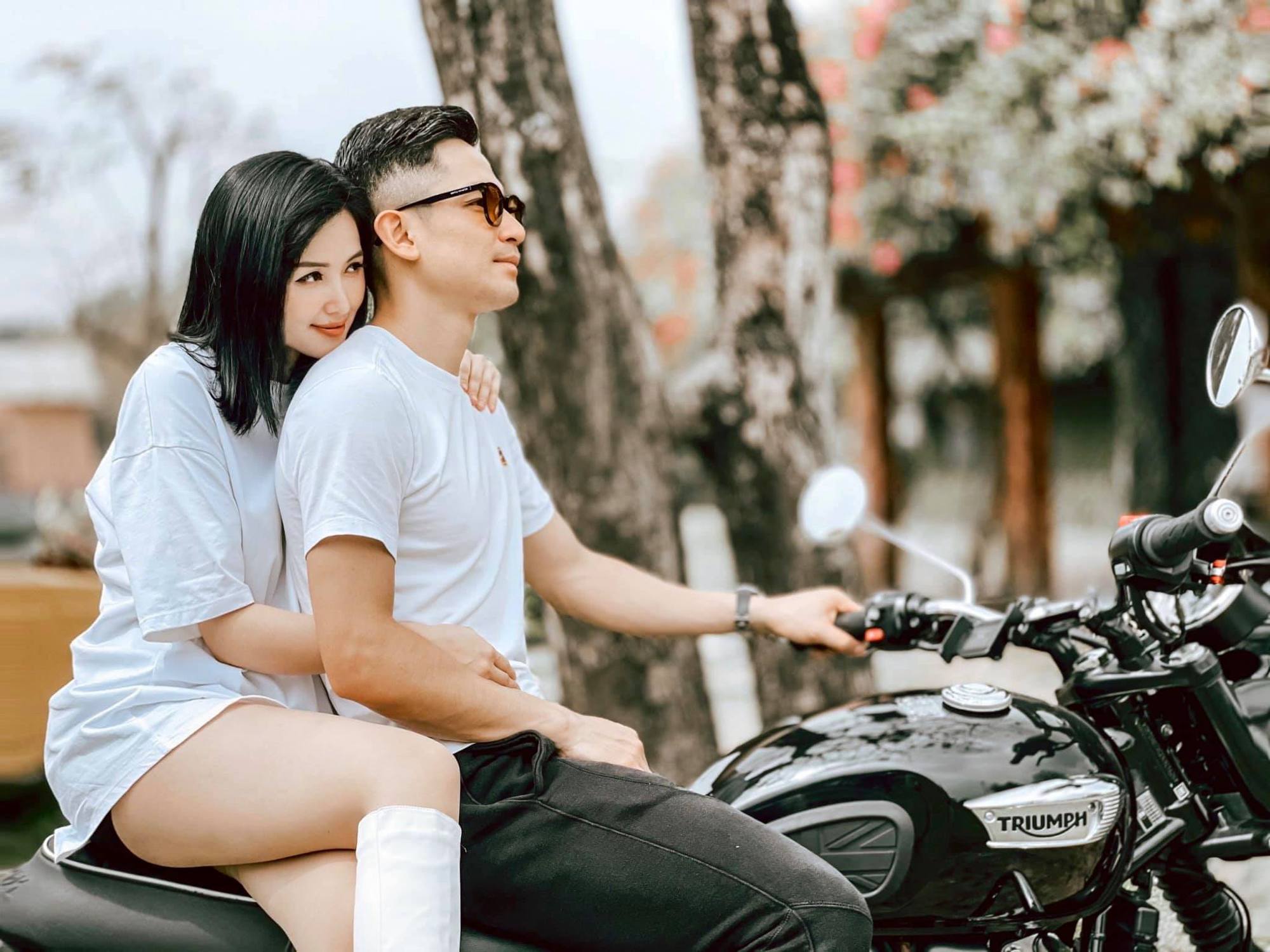 Ông xã của Tâm Tít cũng rất chịu chi khi thường xuyên đưa vợ đi du lịch, tận hưởng những dịch vụ cao cấp, sang chảnh hay tặng cho cô những món quà đắt tiền. Vào những dịp đặc biệt, vợ chồng hot girl Hà Thành thường tổ chức kỷ niệm ở không gian lãng mạn.