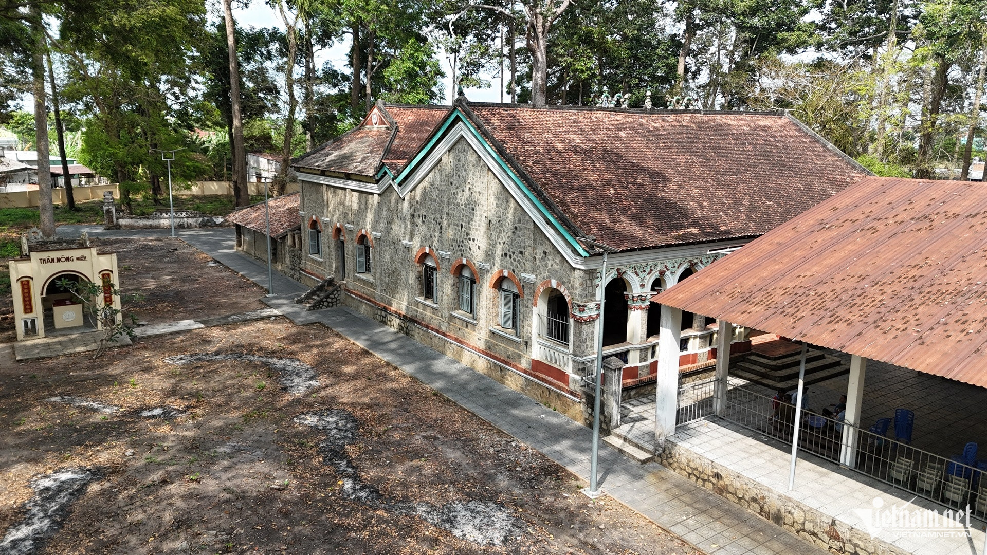 Kiến trúc chánh điện đình mang dáng vẻ cổ xưa với mái ngói phủ rêu theo thời gian. Phía trước là võ ca - nơi diễn ra các buổi biểu diễn. Ảnh: Quang Hưng 