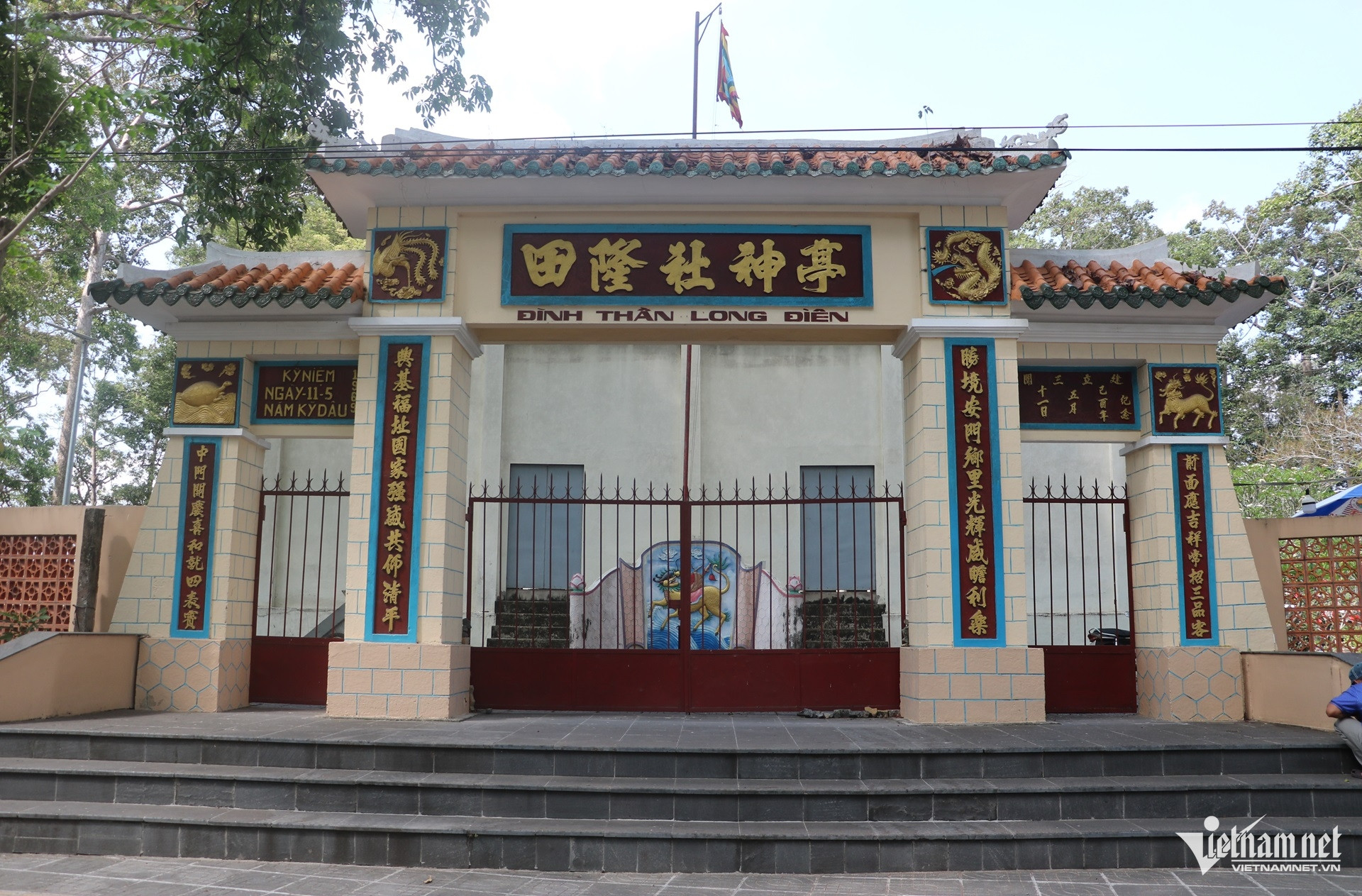 Cổng chính vào đình. Ảnh: Quang Hưng