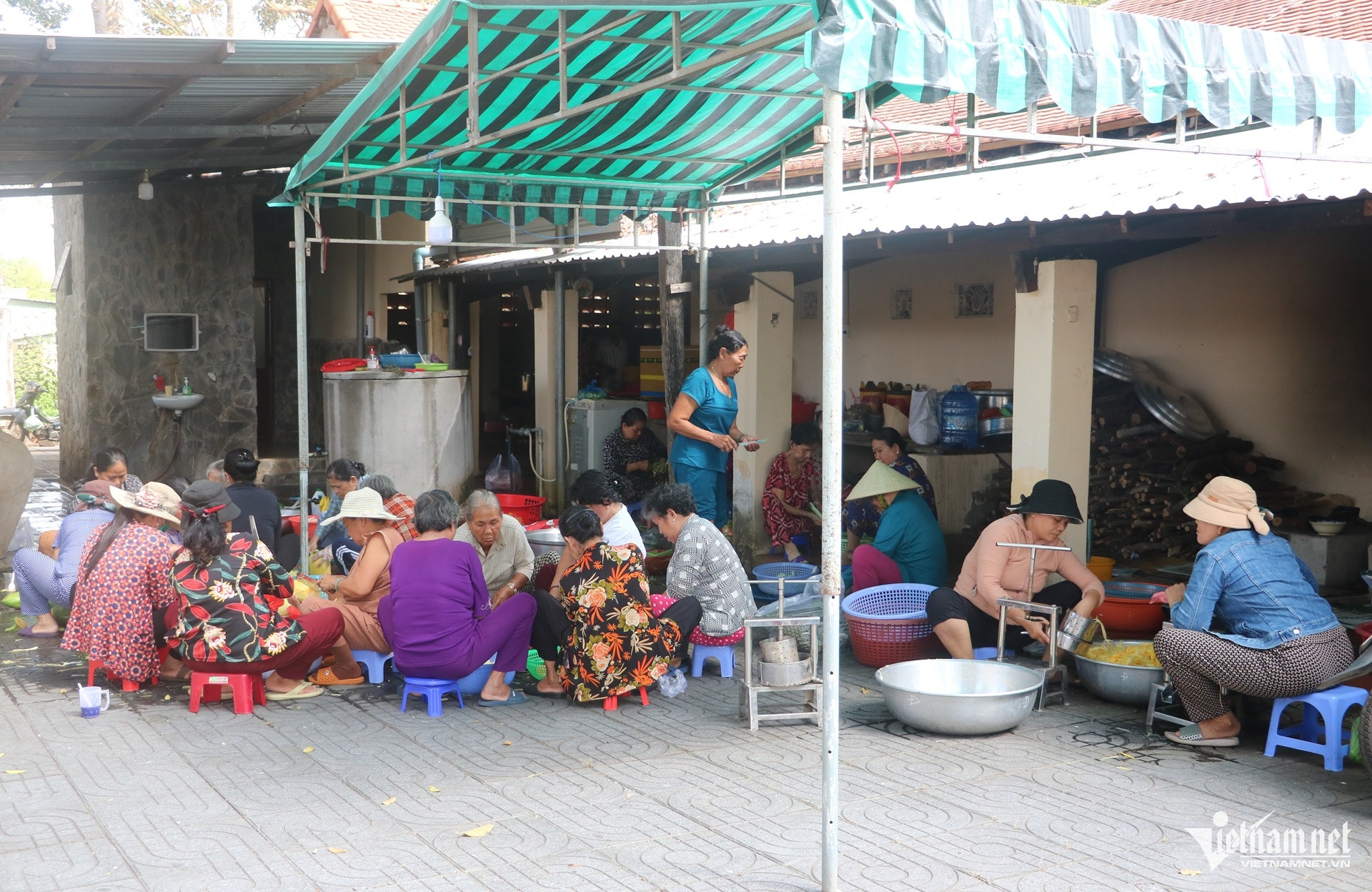 Người dân làng Long Điền về đình chuẩn bị mâm cúng cho lễ hội Kỳ Yên, diễn ra từ ngày 16 đến 18 tháng 2 âm lịch hằng năm. Ảnh: Quang Hưng