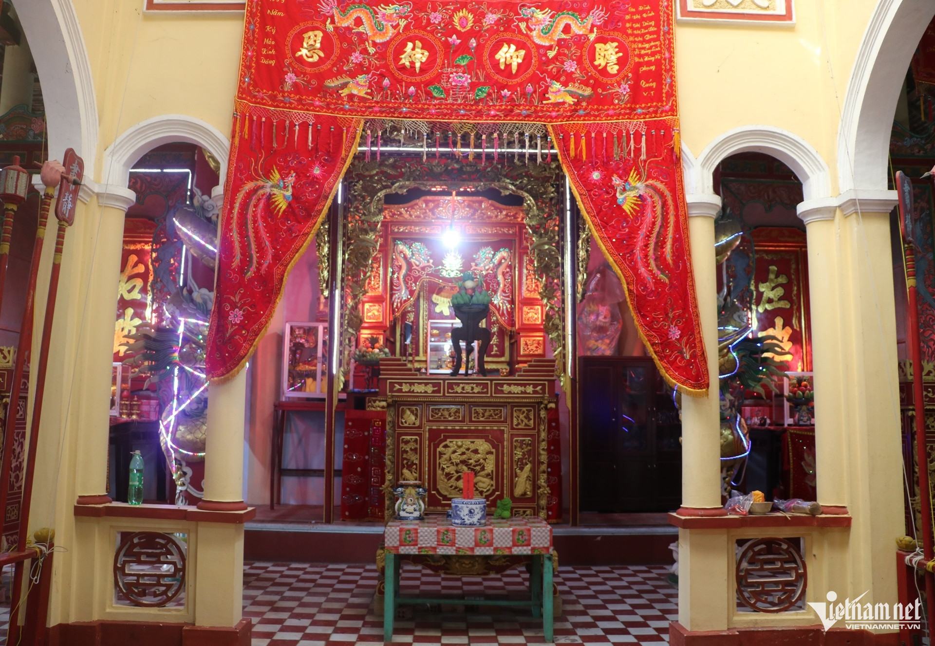 Điện thờ Thành Hoàng ở vị trí trung tâm bên trong chánh điện. Ảnh: Quang Hưng