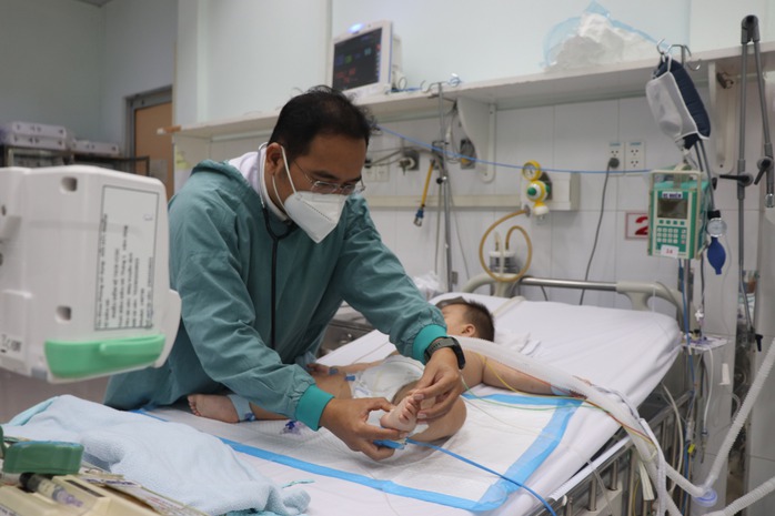 BSCKII Đỗ Châu Việt, Trưởng Khoa Hồi sức tích cực Nhiễm-Bệnh viện Nhi Đồng 2, thăm khám cho bệnh nhi