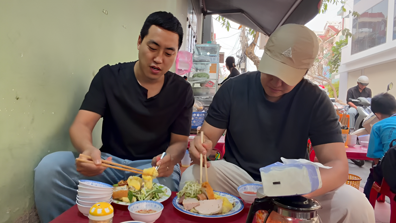 Khách Hàn lần đầu thử một món ở vỉa hè TPHCM, khen đáng dậy sớm để ăn - 1
