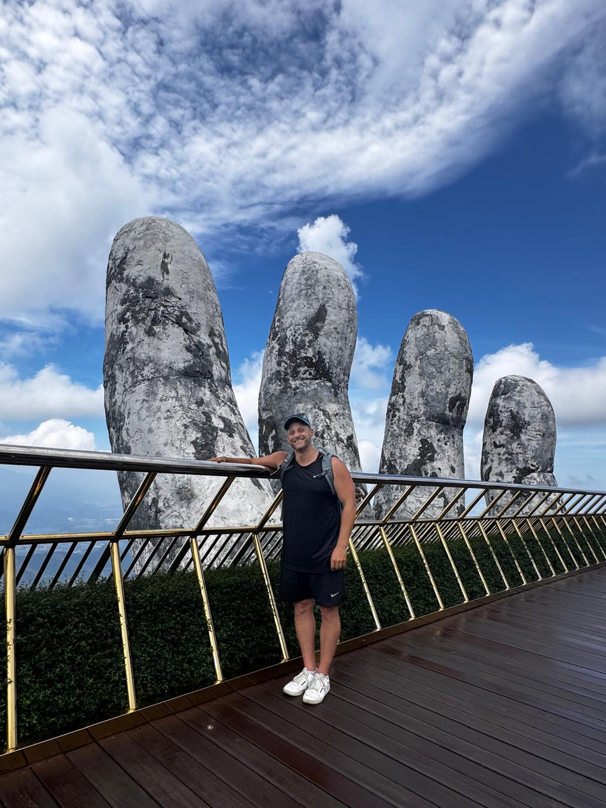 Những người bạn mới của Pierre ở Đà Nẵng. Ảnh: NVCC