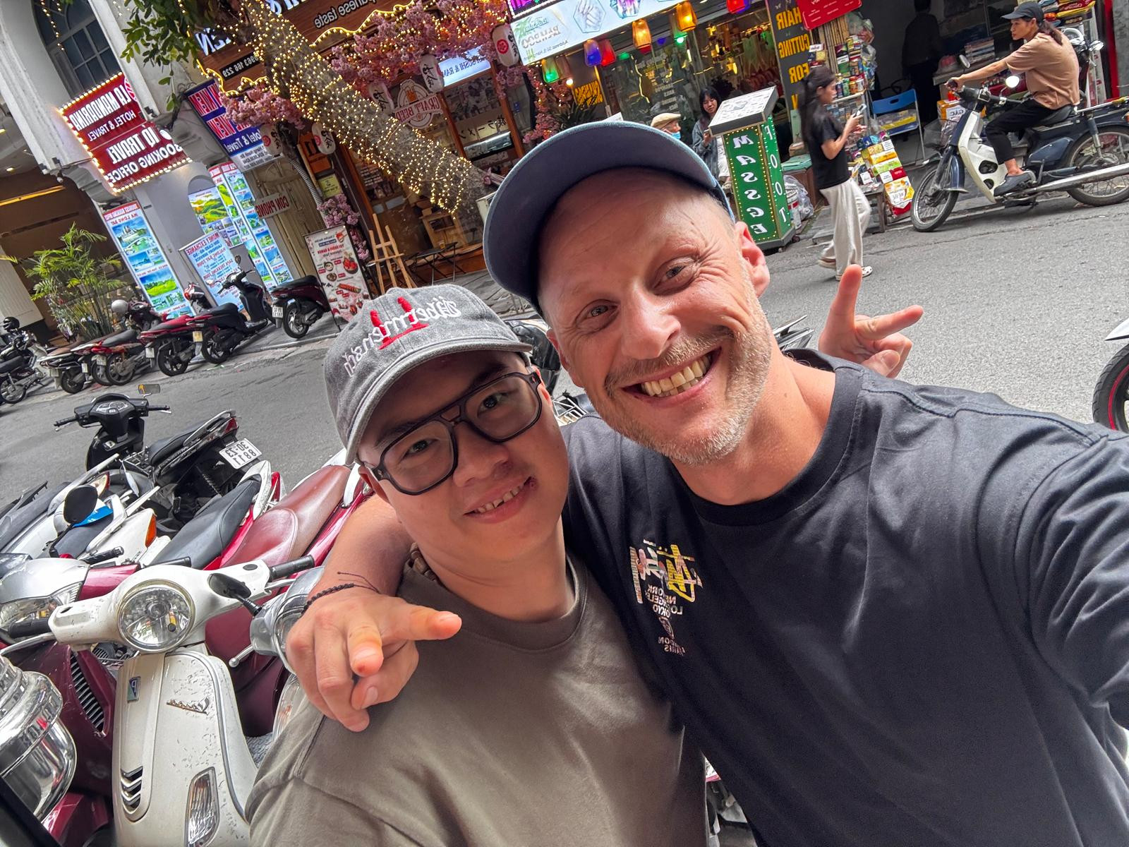 Nam du khách vui vẻ khi được ở Việt Nam. Ảnh: NVCC