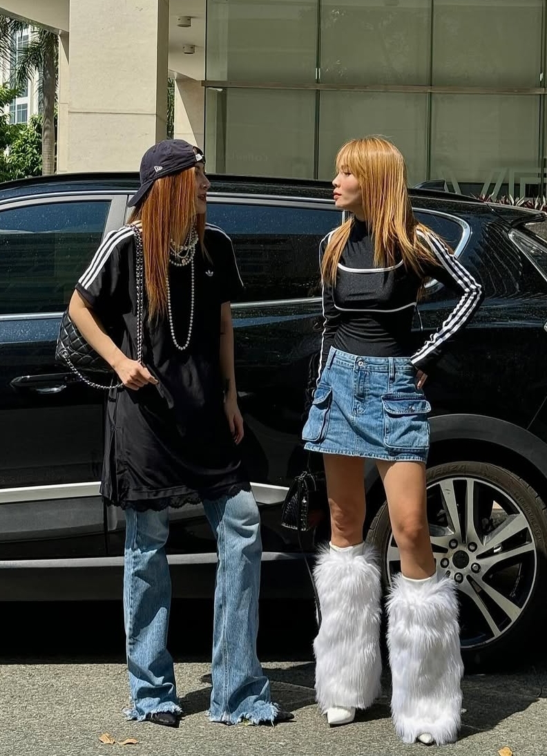 Phong cách đường phố của chị em với đồ denim và áo thể thao màu đen.