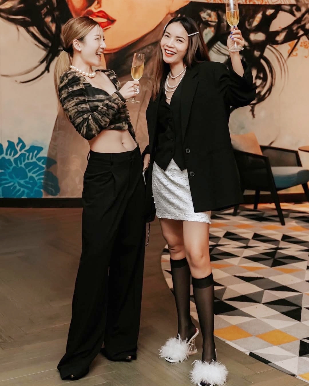 Trang phục dự tiệc theo phong cách phá cách, với crop top, chân váy sequin, dép lông vũ và vòng cổ giả ngọc trai.