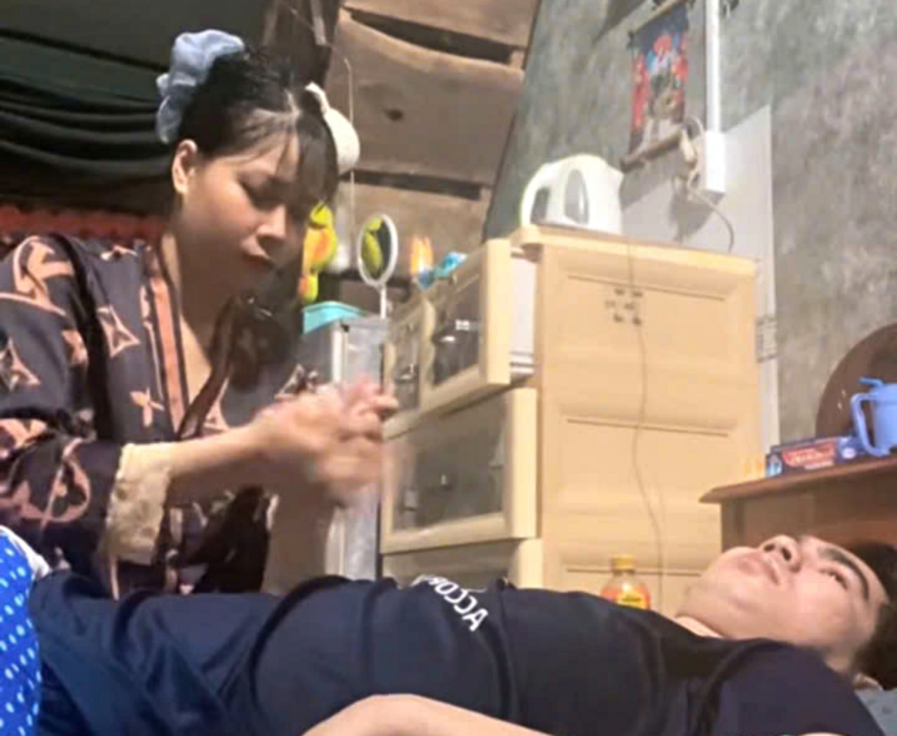 Sau khi gặp tai nạn, anh Hiếu chỉ nằm một chỗ, mọi sinh hoạt đều phụ thuộc vợ 