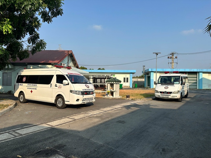 Nhiều xe cứu thương được điều động sáng 12-4.