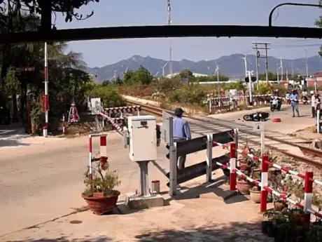 Clip: Kinh hoàng người phụ nữ lao xe máy tông sập barie khi tàu hỏa đang tới