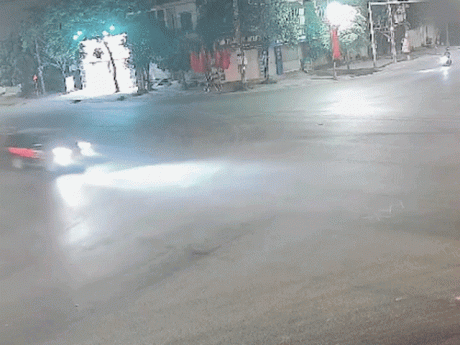 Xe cứu thương lật ngang sau va chạm với ôtô bán tải giữa ngã tư