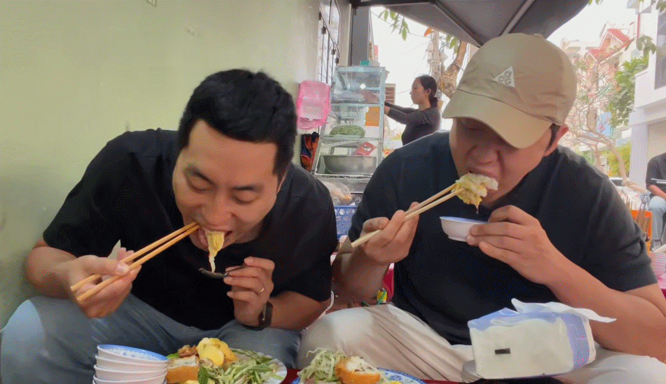 Hai vị khách Hàn trầm trồ trước hương vị lạ miệng của món bánh cuốn nóng