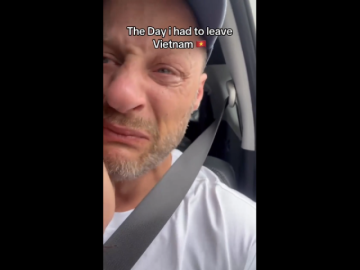 Video: Người đàn ông Đức bật khóc nức nở khi rời Việt Nam