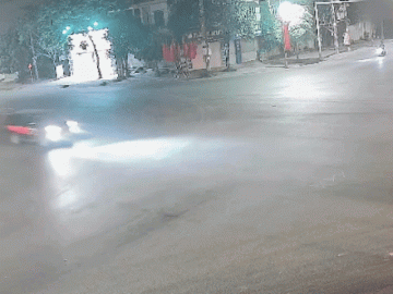 Xe cứu thương lật ngang sau va chạm với ôtô bán tải giữa ngã tư