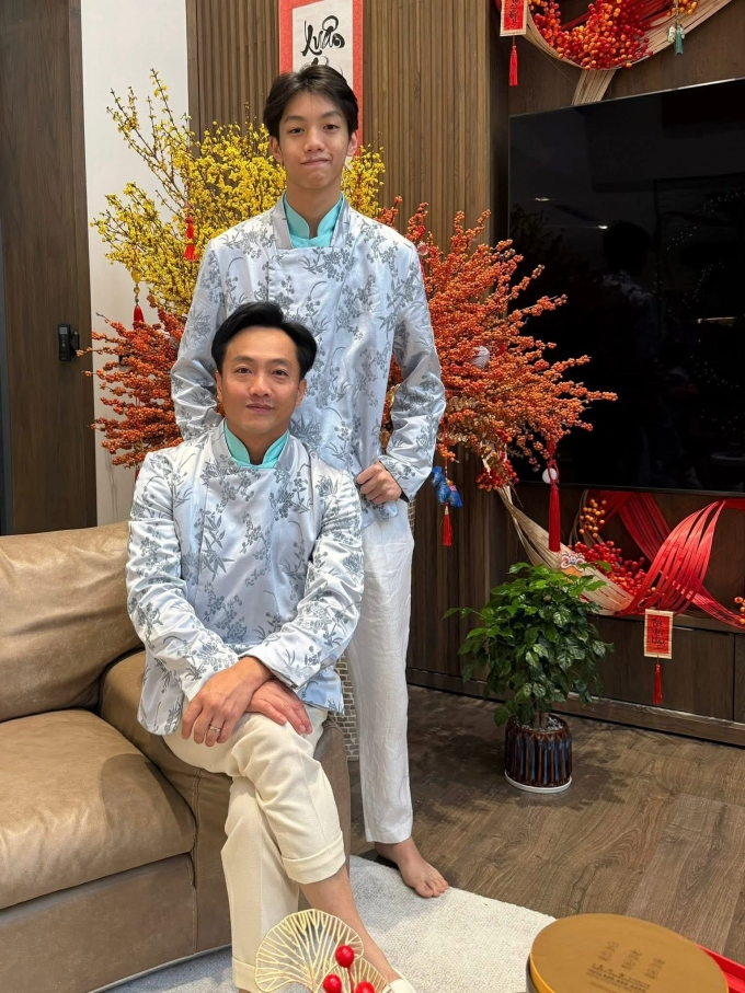 Subeo được nhận xét có nhiều nét giống bố và thừa hưởng đôi chân dài từ mẹ. Con trai đầu lòng của Hồ Ngọc Hà lớn bổng từ vài năm trước, hiện có chiều cao khoảng 1,8 m.
