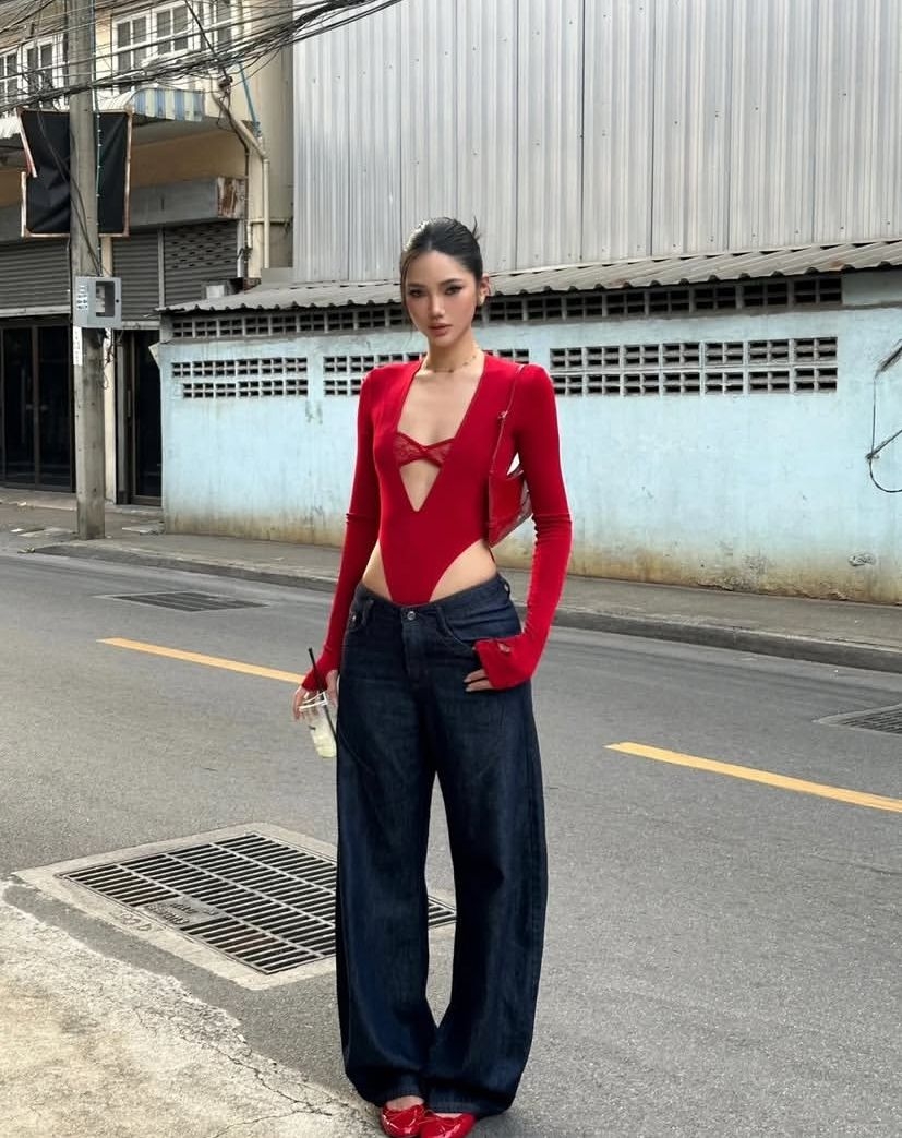 Phong cách gợi cảm được thể hiện với áo xẻ sâu, áo ngực ren theo mốt khoe nội y.