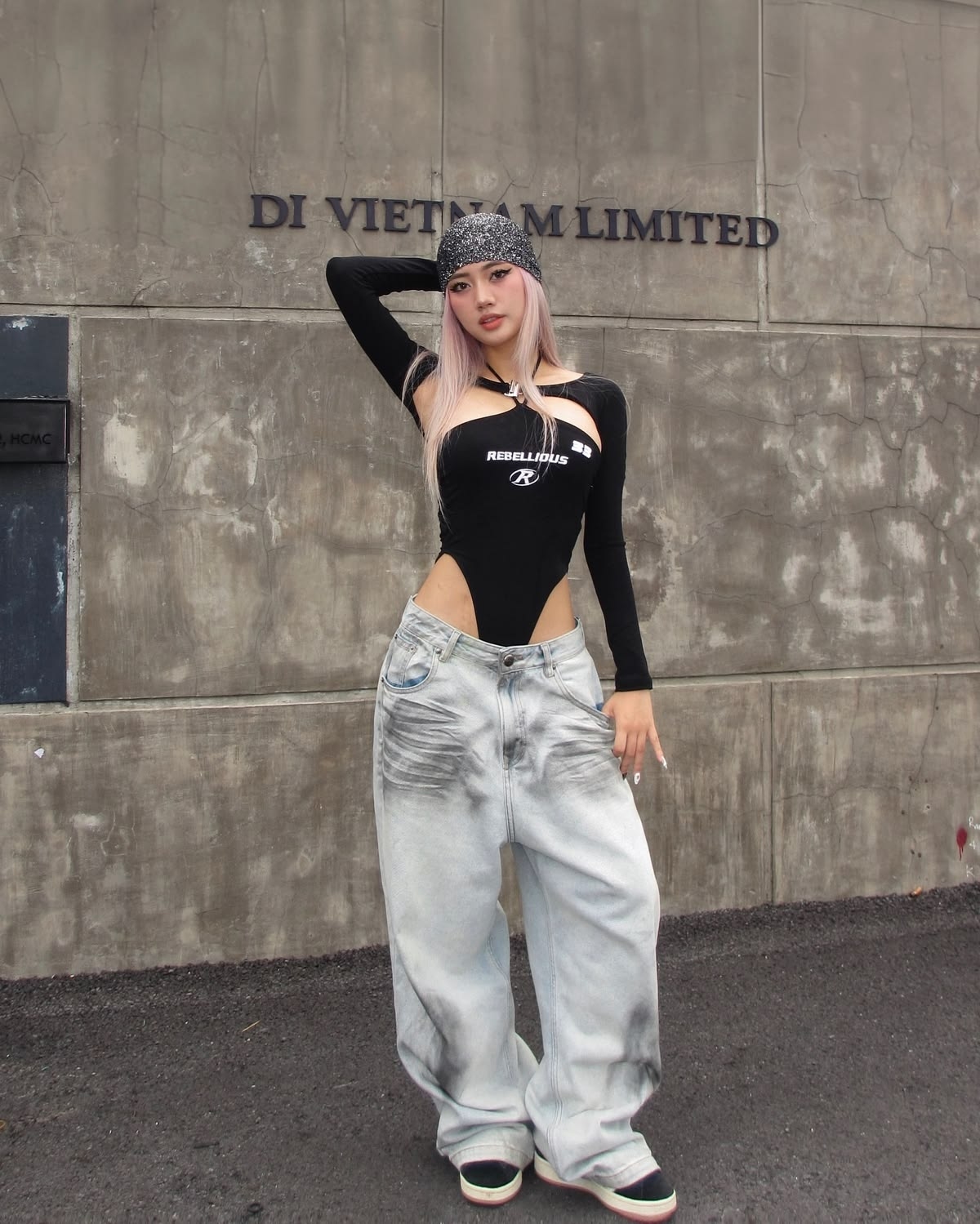 Một chiếc bodysuit khoét hông cao mang nhiều yếu tố khiến Gen Z ưa chuộng, như kiểu dáng đơn giản nhưng vẫn nổi bật, ôm sát, đường cắt táo bạo.