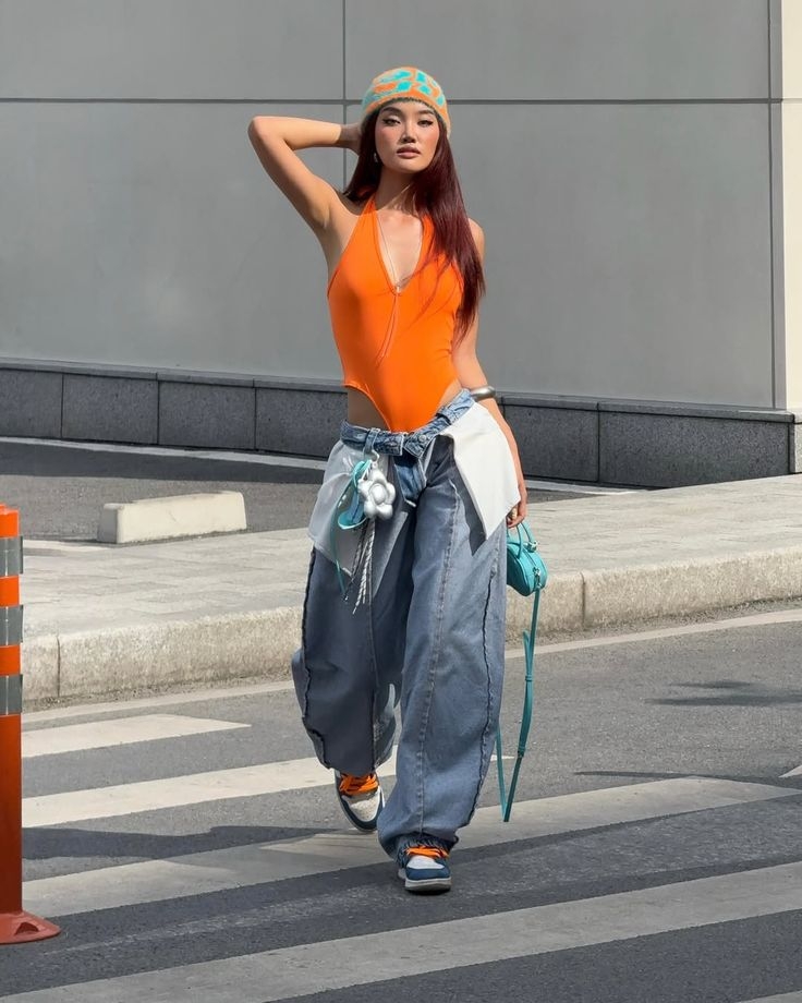 Công thức gồm áo, quần jeans ống rộng và sneakers được nhiều cô gái áp dụng.