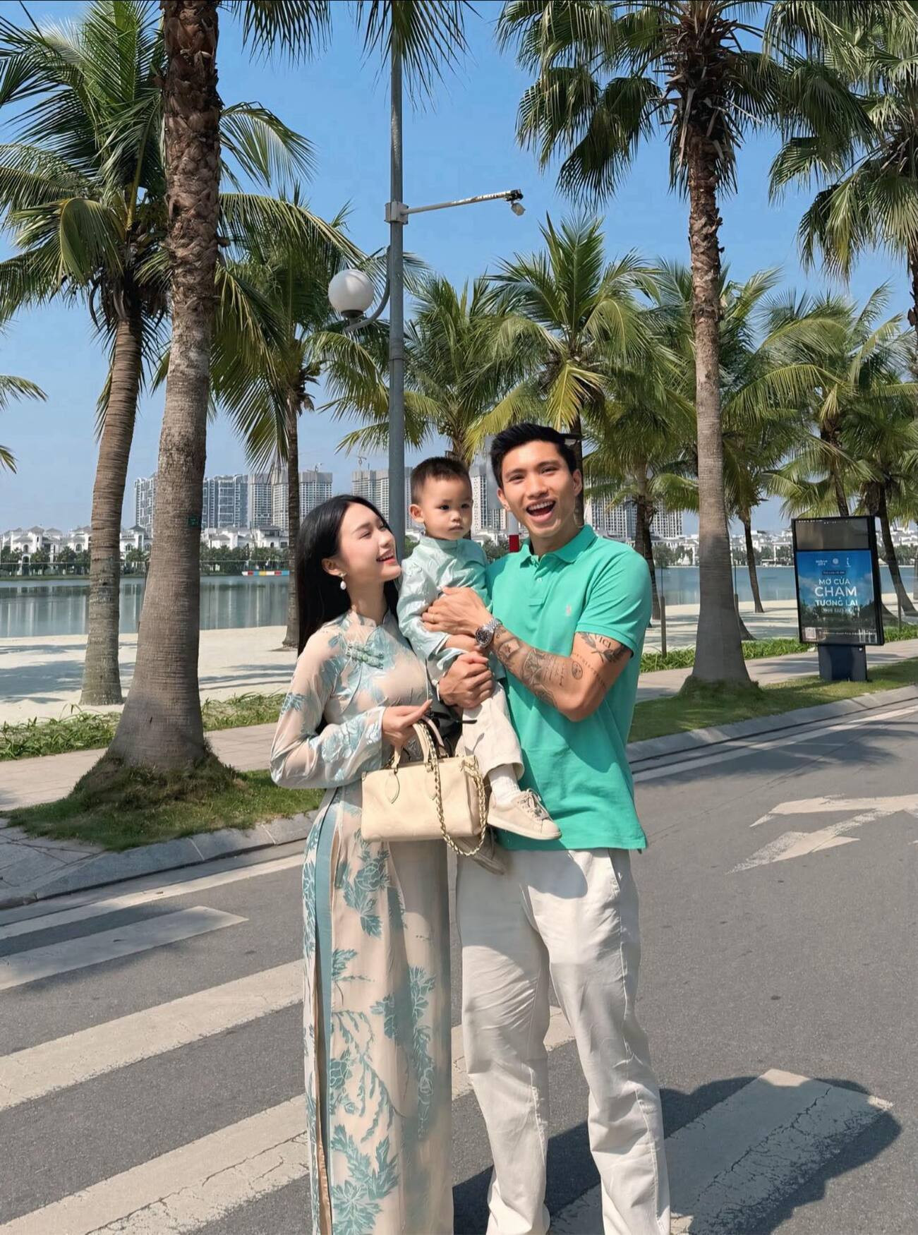 Chỉ 1 năm sau, tổ ấm nhỏ tiếp tục đón thêm thành viên mới - con trai đầu lòng, mở ra chương mới trong hành trình hôn nhân.