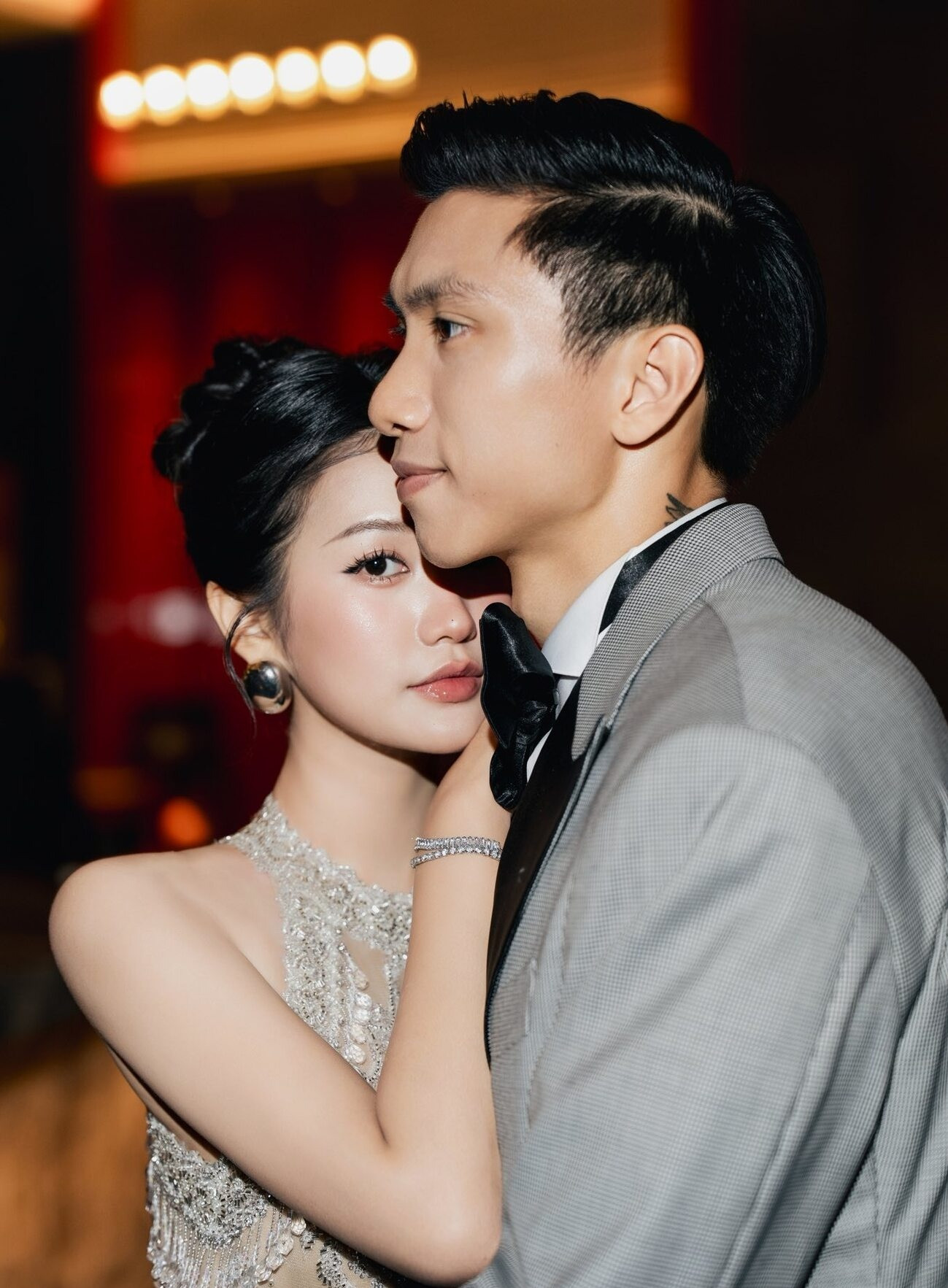 Chuyện tình của Doãn Hải My và Đoàn Văn Hậu bắt đầu một cách khá nhạt nhẽo nhưng lại trở thành điểm khởi đầu cho mối duyên bền chặt. Từ một lời chào hỏi đơn giản trên mạng xã hội, hậu vệ sinh năm 1999 kiên trì theo đuổi người đẹp Hà thành suốt thời gian dài trước khi chính thức hẹn hò vào năm 2020.