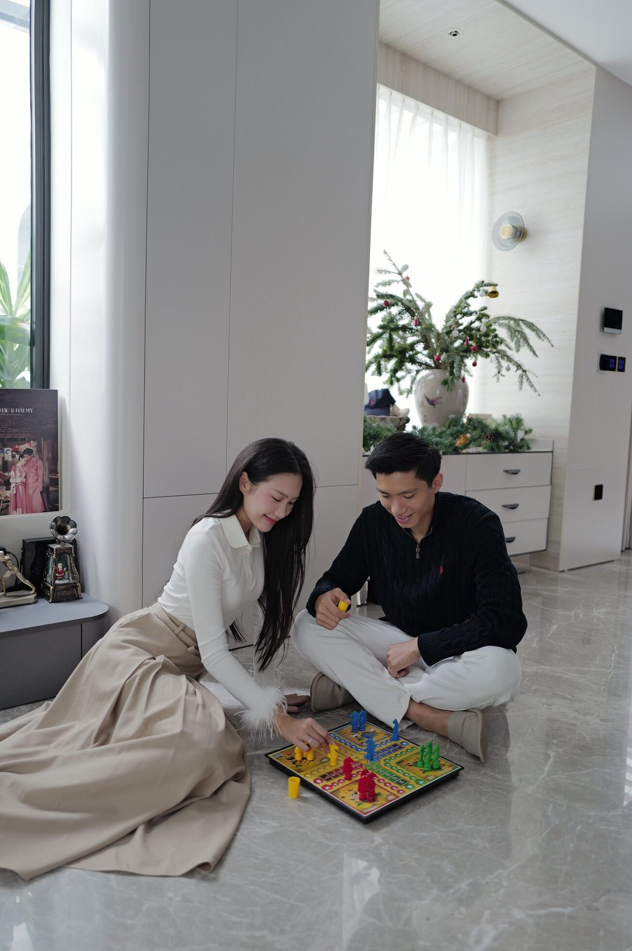 Đoàn Văn Hậu cũng được nhận xét là người chồng tâm lý, chiều vợ. Những cử chỉ nhỏ như nắm tay, hôn nhẹ hay ánh nhìn dành cho nhau trong các lần xuất hiện chung đủ khiến công chúng cảm nhận được sự gắn bó tự nhiên, không gượng ép.