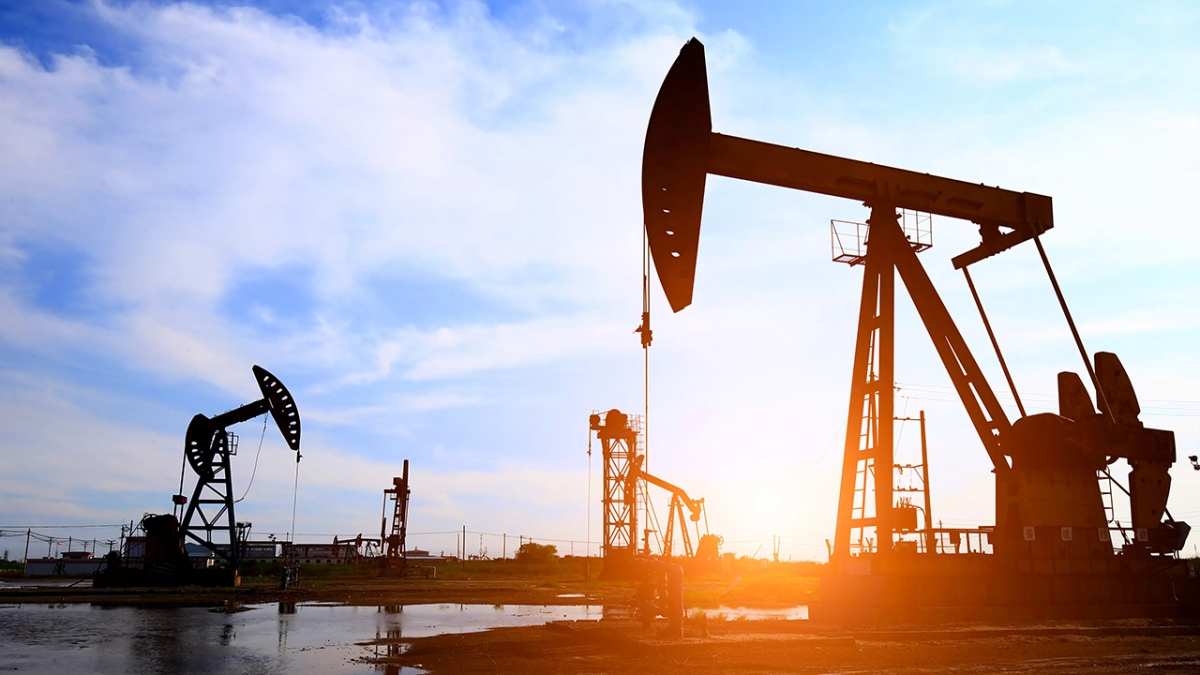 Giá xăng dầu hôm nay 13/4: Giá dầu tăng 7% lên trên 100 USD/thùng - 1